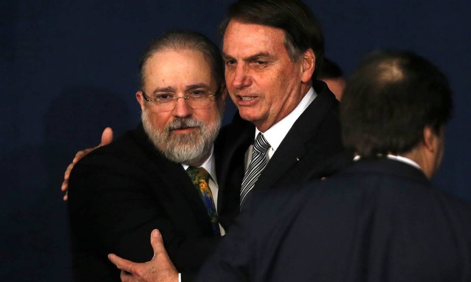Bolsonaro abraça Aras na posse do PGR, em 2019