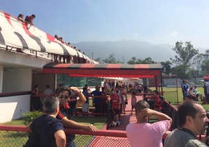 Torcida anima treino do Flamengo, e Luxa dá atenção a Everton no campo