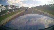 Foto: VÍDEO: Câmera flagra avião caindo em rodovia dos EUA; duas pessoas morreram