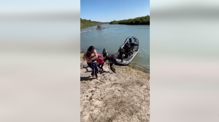 Vídeo mostra reencontro entre mãe e filha que tentavam entrar ilegalmente nos EUA (Foto: Reprodução/Facebook/US Border Patrol Del Rio Sector)