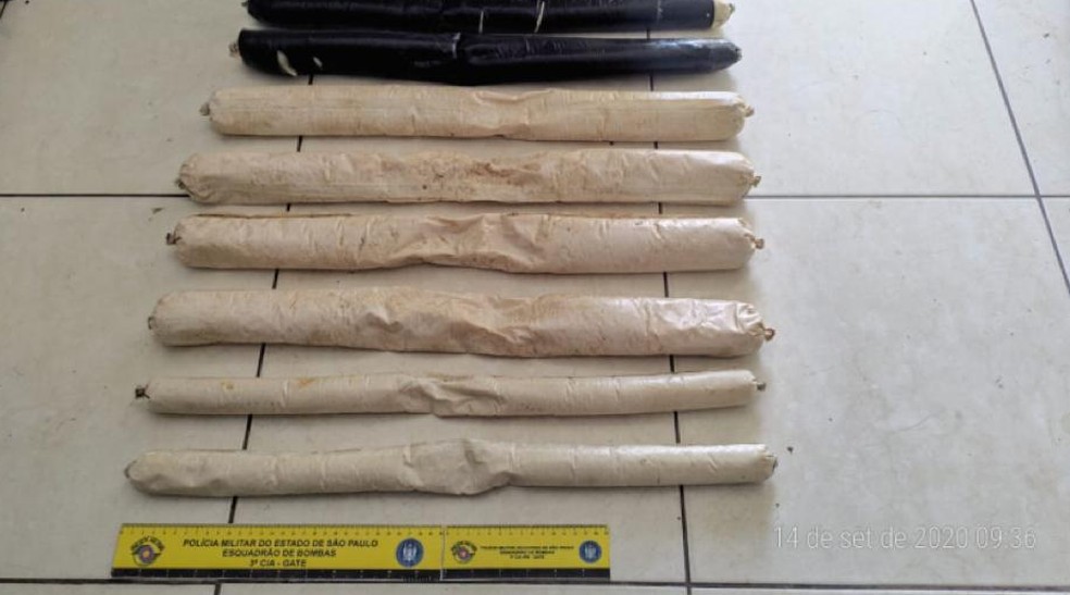 Explosivos encontrados no endereço de um dos alvos da operação — Foto: Divulgação/MP-SP