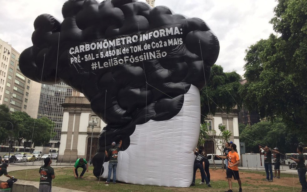 Grupo faz protesto contra leilão de blocos do pré-sal no Centro do Rio contra (Foto: Daniel Silveira / G1)