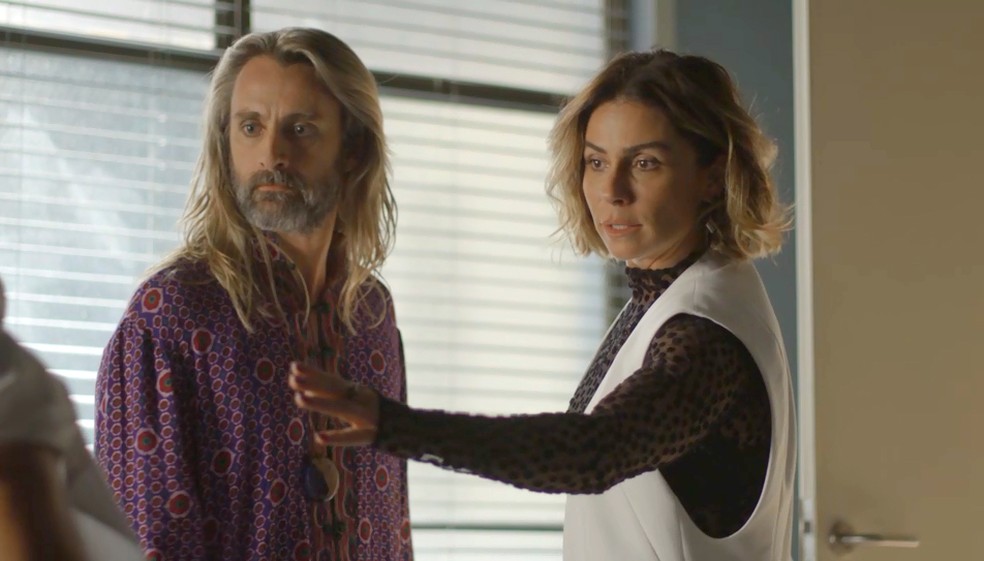 Luzia e Groa vão atrás de Galdino (Foto: TV Globo)