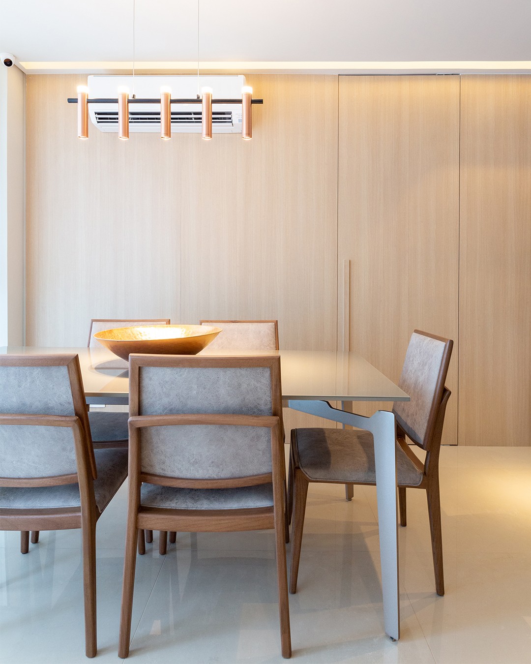 SALA DE ESTAR | A mesa de jantar é da Prima Linea e foi projetada pelo designer Luiz Campolina (Foto: Gabriel Fernandes / Divulgação)