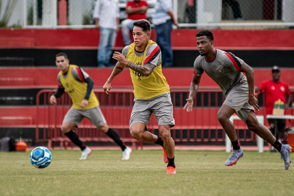 Oscilação de Matheusinho e volta de Giovanni Augusto reabrem disputa pela camisa dez do Vitória