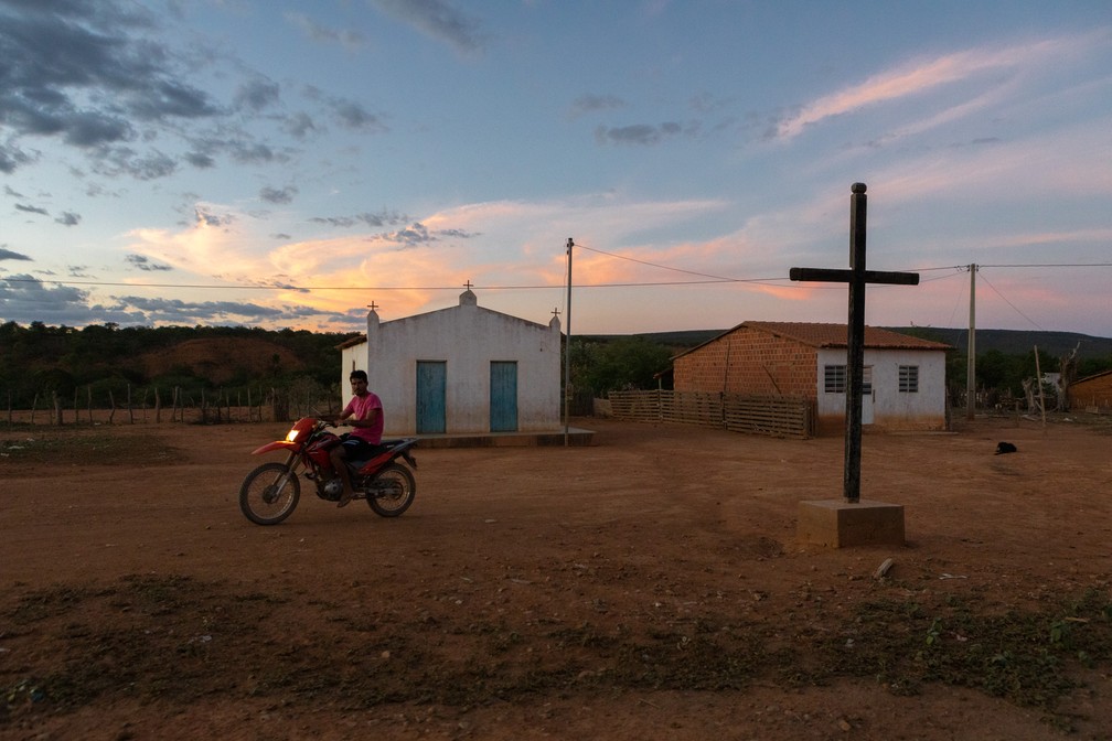 Moto passa em vila próxima à comunidade quilombola de Laje dos Negros, no sertão da Bahia — Foto: Marcelo Brandt/G1