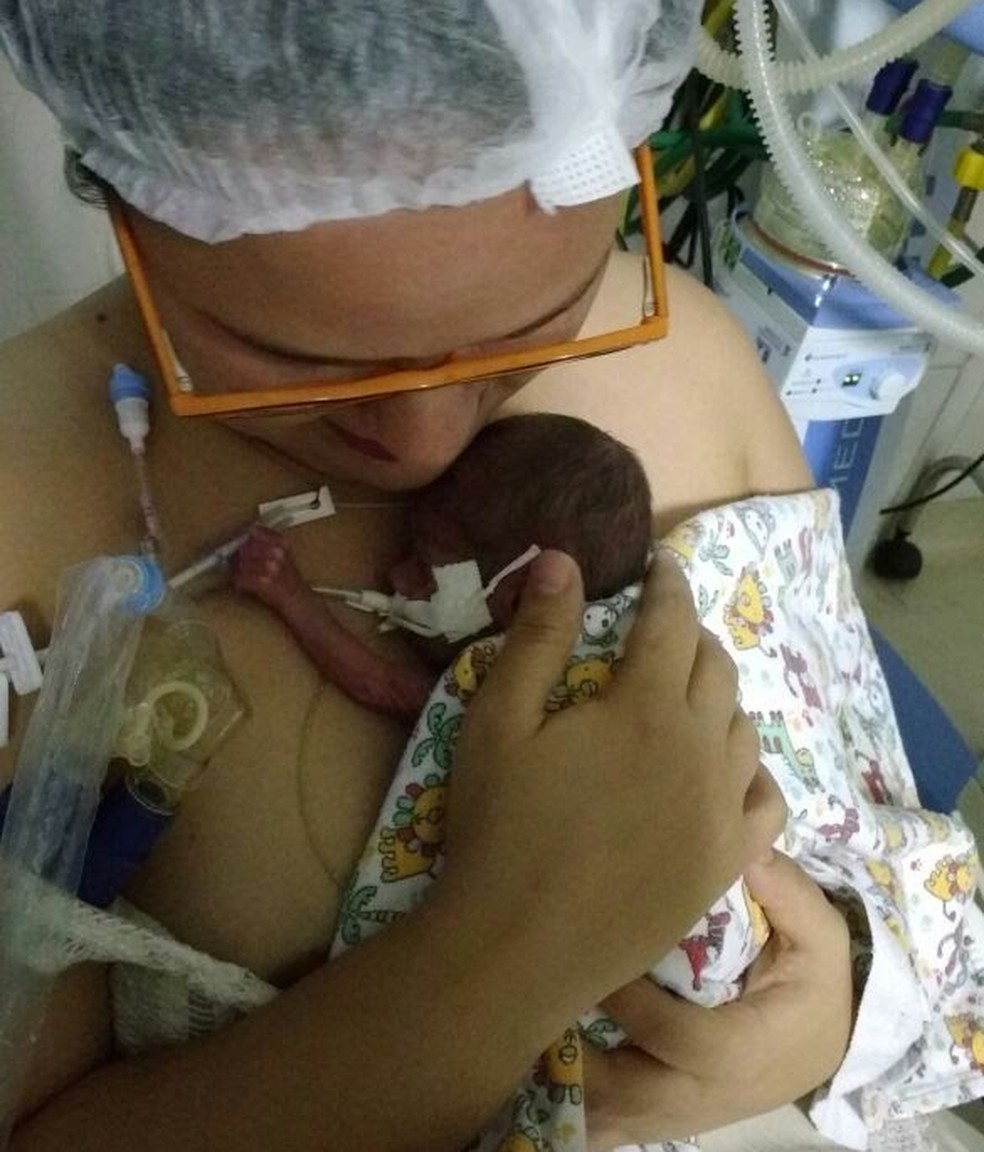 Alline conta que sofreu violÃªncia obstÃ©trica durante o parto prematuro do filho que morreu um mÃªs depois â€” Foto: Arquivo Pessoal