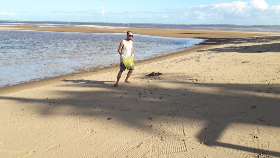 O educador ambiental Erasmo Rocha, que faz ações voluntárias retirando óleo das praias de Maragogi e Jarapatinga, em Alagoas — Foto: Divulgação