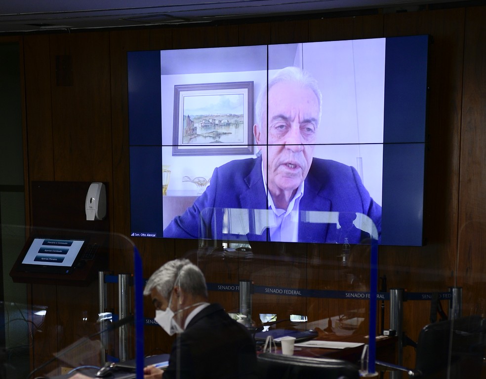 Na tela, senador Otto Alencar (PSD-BA) em pronunciamento via videoconferência, na quinta-feira (8). — Foto: Pedro França/Agência Senado