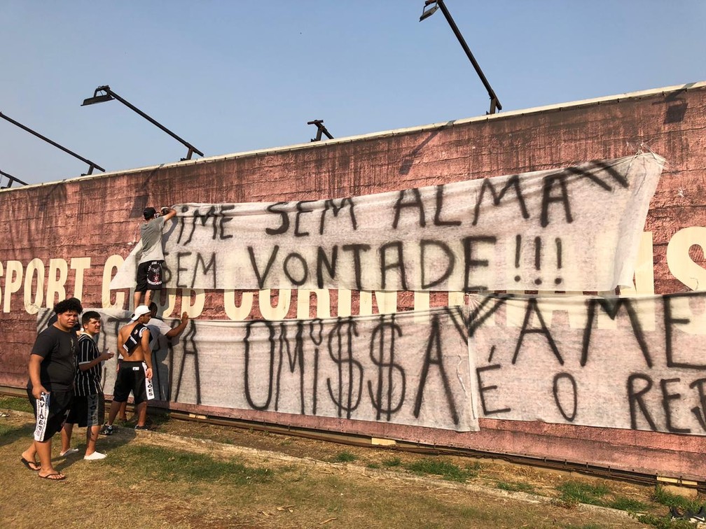 Protesto da torcida do Corinthians, nesta terça-feira — Foto: Ana Canhedo