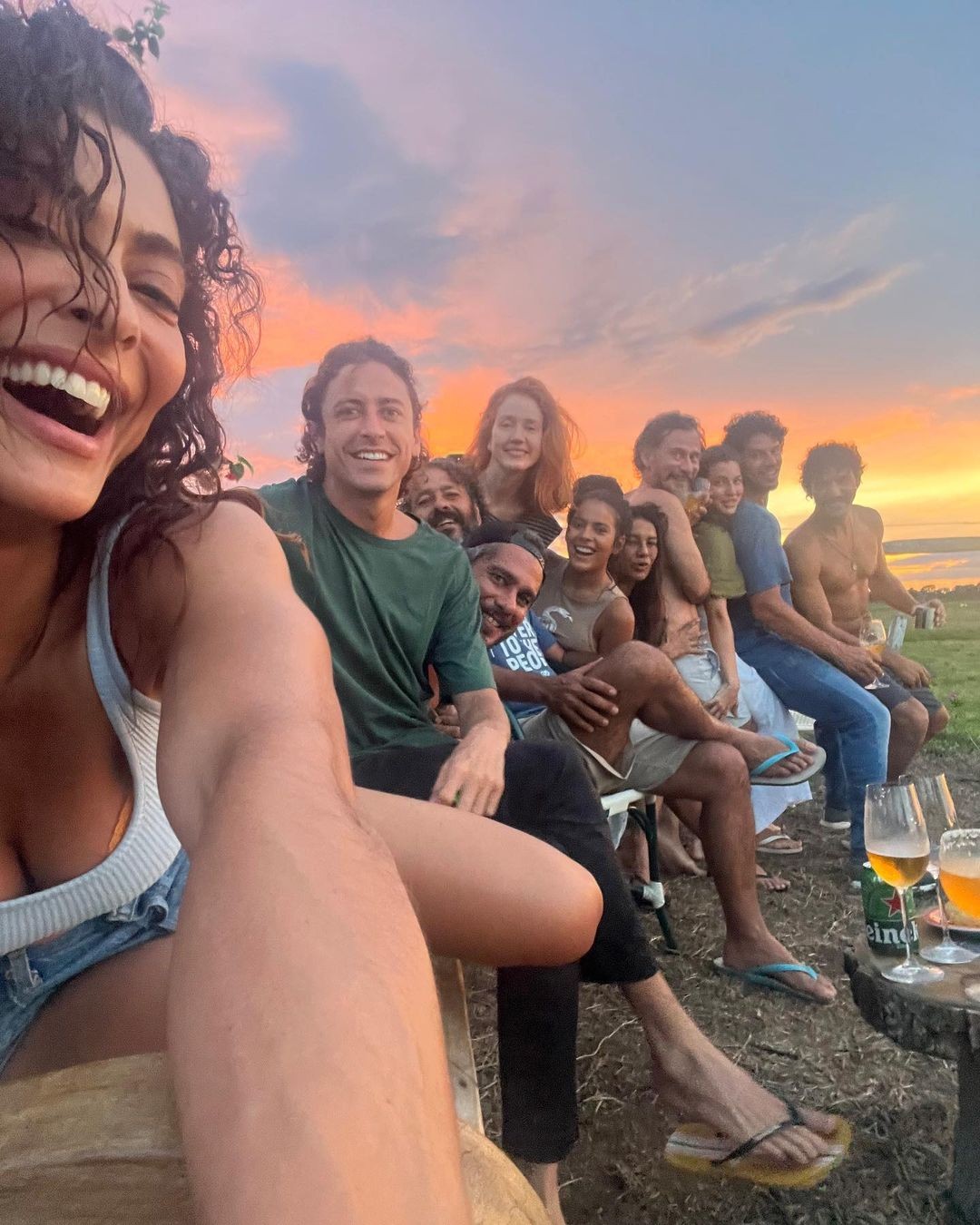 Juliana Paes posa com elenco de 'Pantanal' (Foto: Reprodução Instagram)