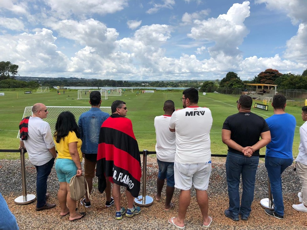 Torcida do Flamengo acompanha último treino da equipe em Brasília — Foto: Daniel Borges / GloboEsporte.com