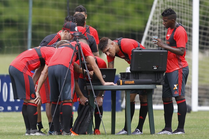 Jogadores observam rendimento físico após treino (Foto: Gilvan de Souza / Flamengo.com.br)