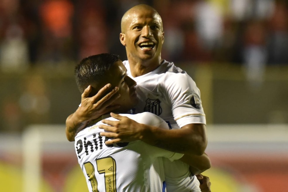 Derlis GonzÃ¡lez e Carlos SÃ¡nchez comemoram gol pelo Santos â€” Foto: DivulgaÃ§Ã£o / Santos FC
