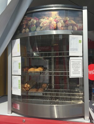 Cadê o pão de queijo? Faltam alimentos na Arena de Vôlei de Praia (Foto: Gabriel Fricke)