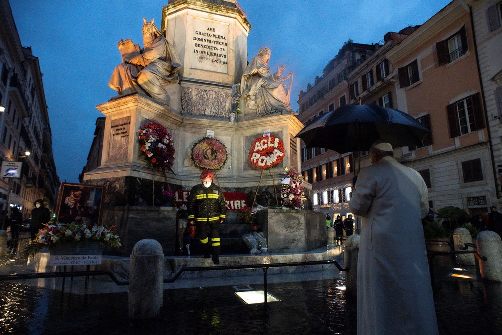 Papa Francisco deposita flores na estátua de Nossa Senhora, na Praça da Espanha, em Roma, nesta terça-feira (8) — Foto: Vatican Media/Divulgação/Reuters