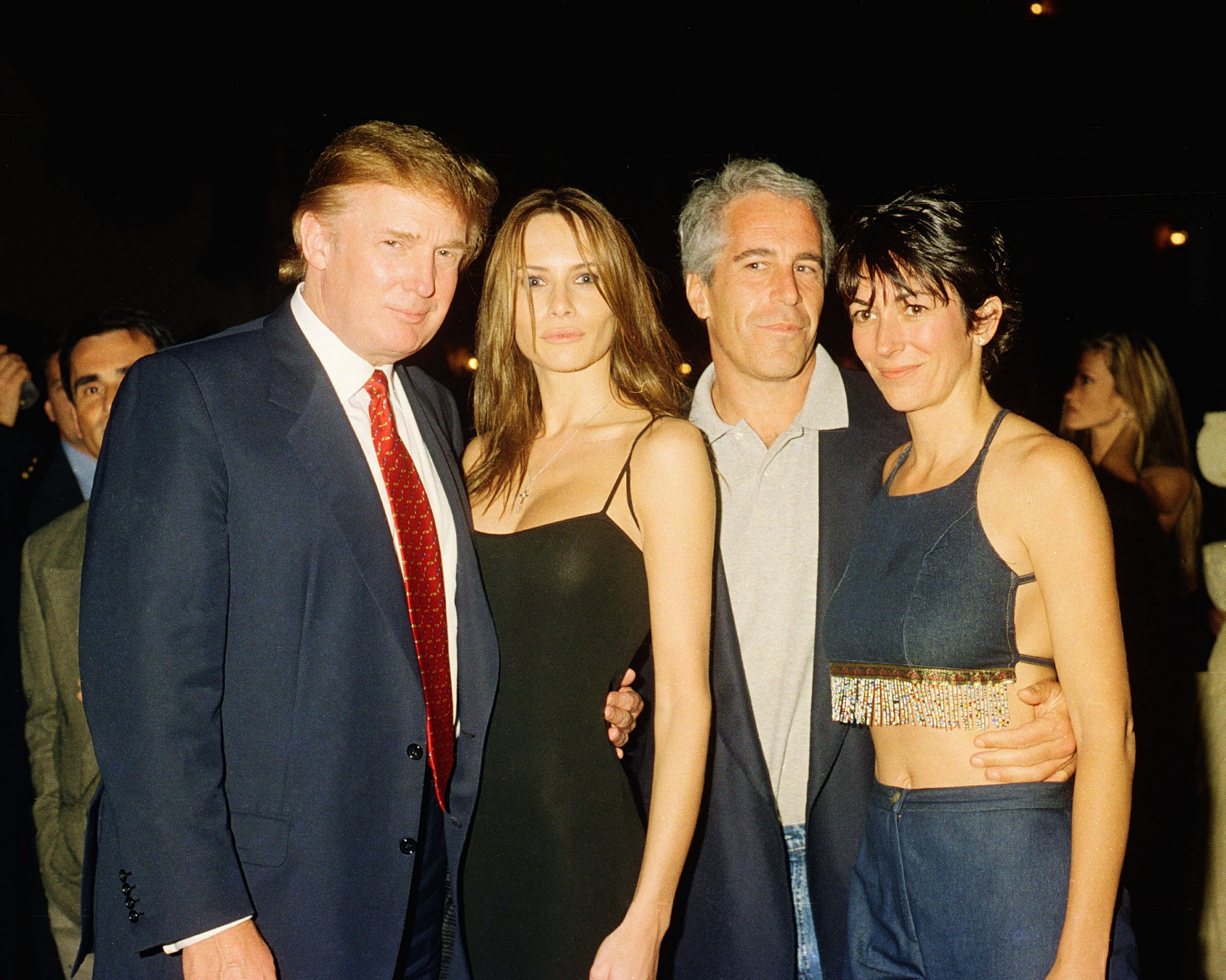 Ghislaine Maxwell com Epstein e Trump e Melania em evento  (Foto: Getty Images)