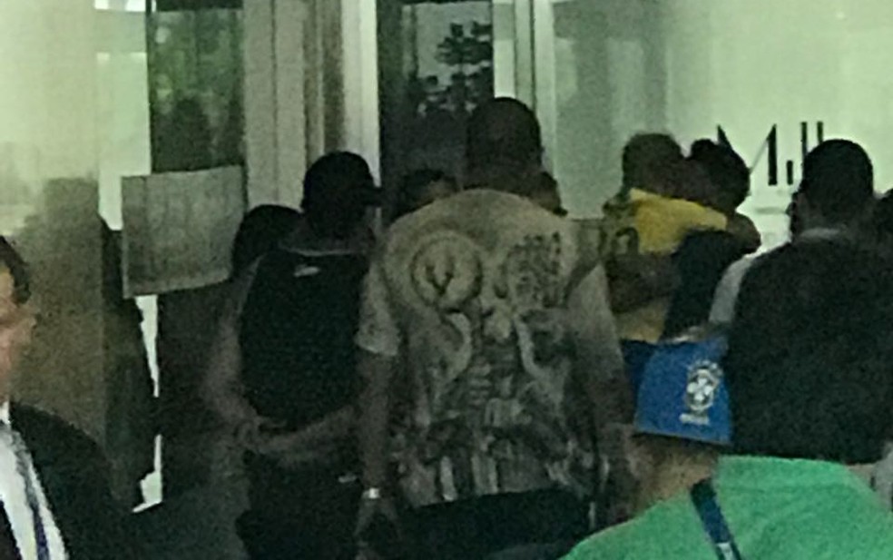 Neymar ganha um abraço do filho no hotel da seleção brasileira (Foto: Alexandre Lozetti)
