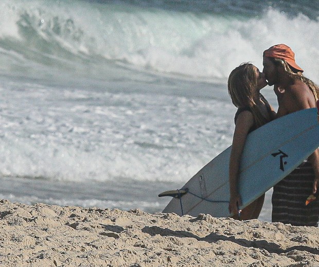 Isabella Santoni e Caio Vaz surfam em praia do Rio (Foto: AgNews)