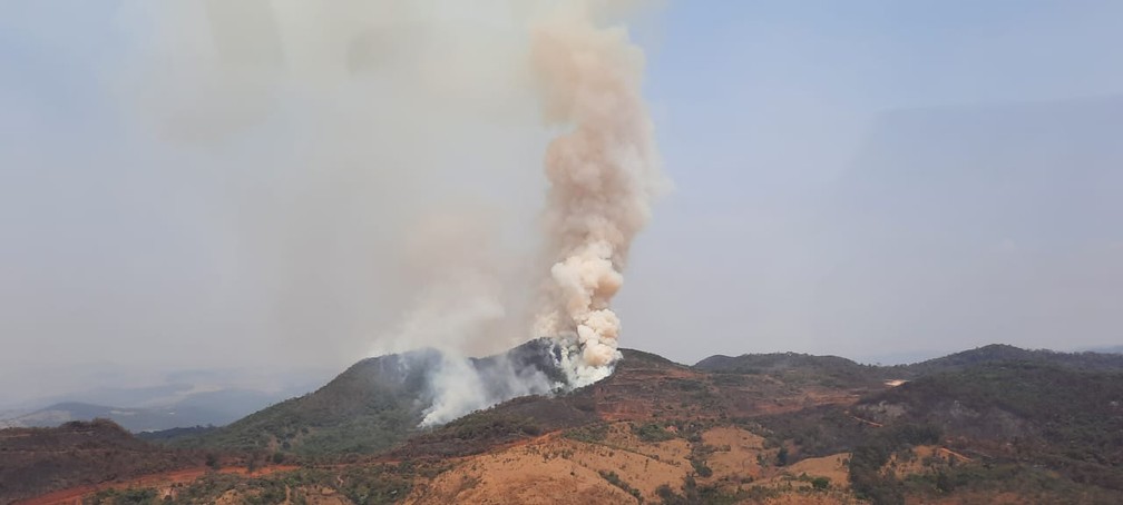 Serra da Farofa, em São Joaquim de Bicas, na Grande BH, pega fogo no início da tarde desta quarta-feira. — Foto: Lucas Franco/ TV Globo