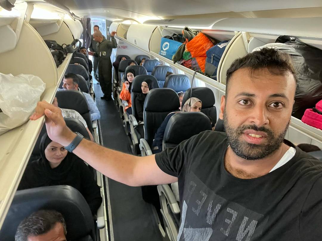 Hasan Rabee, um dos brasileiros repatriados na Faixa de Gaza, mostra resto do grupo no avião da Força Aérea Brasileira (FAB) destacado pelo governo para transportá-los de volta ao Brasil, em 13 de novembro de 2023.