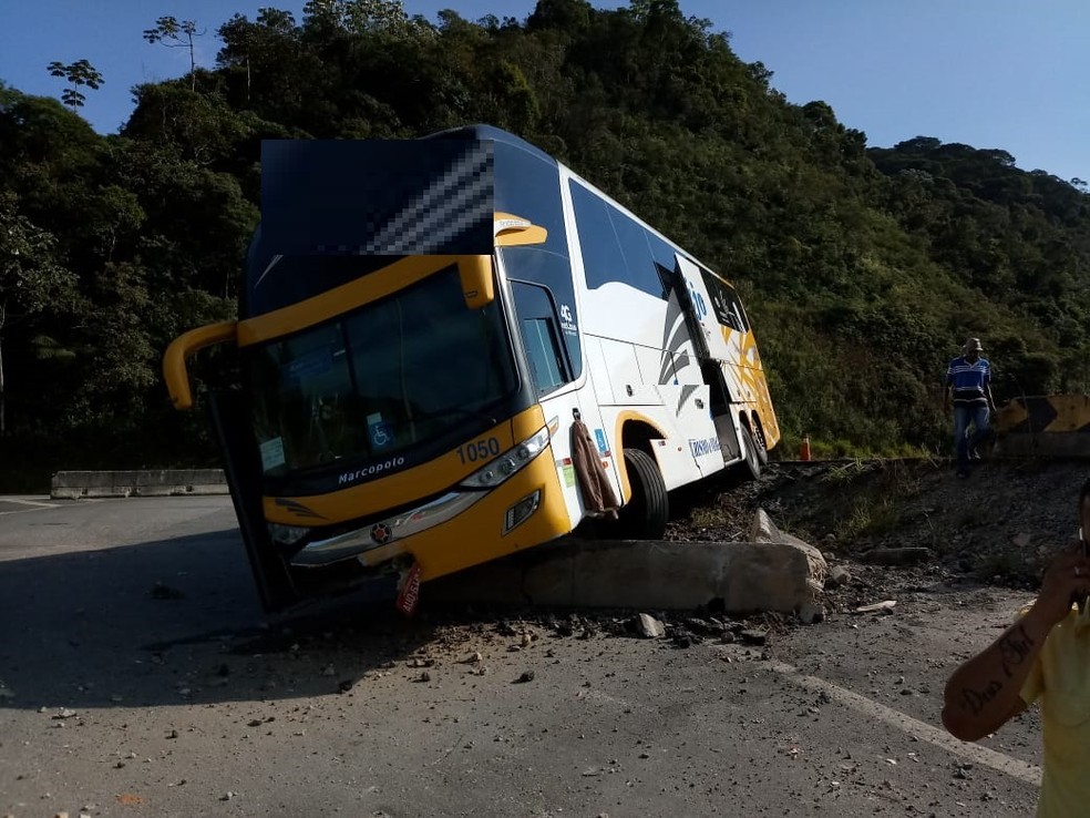 Segundo a Concer, 18 pessoas estavam dentro do coletivo que saiu de Brasília em direção ao Rio — Foto: Ádison Ramos/ Inter TV