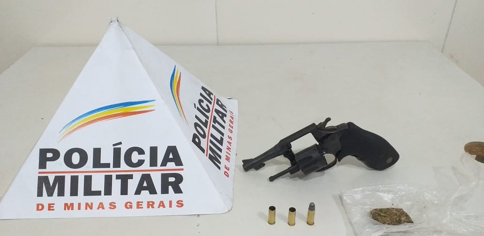 Arma e tablete de maconha foram apreendidos com suspeito de cometer homicídios em Poté — Foto: Polícia Militar/Divulgação