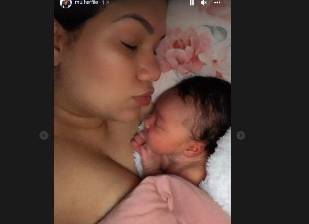 Mulher Filé e a filha, Luna, uma semana após seu nascimento (Foto: Reprodução/Instagram)