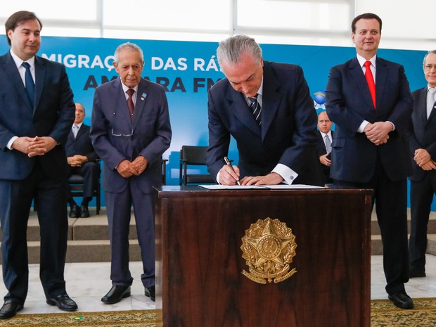 Temer assina o termo aditivo que autorizou a migração de rádios AM para FM (Foto: Marcos Corrêa / Presidência)
