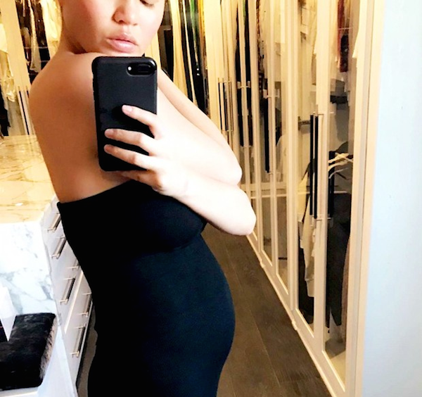 A modelo Chrissy Teigen em uma selfie expondo sua barriga de grávida (Foto: Instagram)