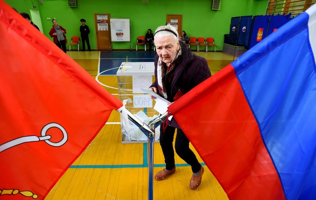 Eleitora se prepara para votar em São Petesburgo, no dia 8 de setembro de 2019 — Foto: Olga Maltseva / AFP