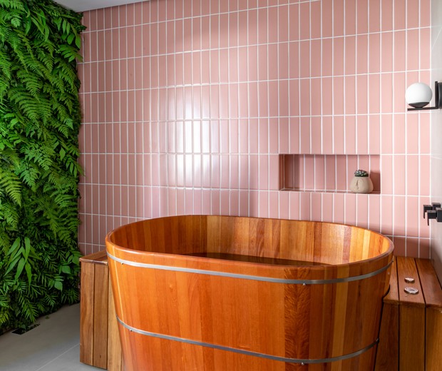 Décor do dia: Banheiro rosa com ofurô de madeira e clima de spa (Foto: Renata Freitas/Divulgação)