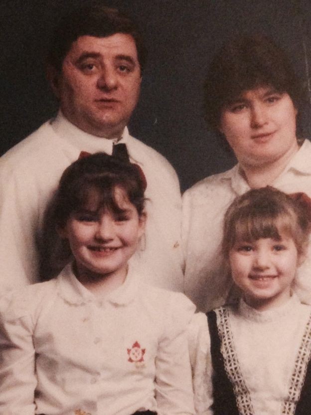 BBC - Família de Karina Ambartsaumian-Clough (à frente, à esquerda) na época em que deixou a União Soviética (Foto: Arquivo pessoal/BBC)