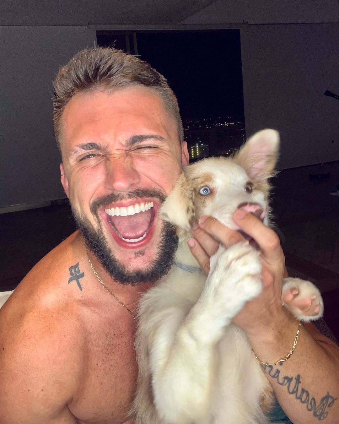 Arthur Picoli posa ao lado de cachorrinho de estimação, Dummy, e ganha elogios (Foto: Reprodução / Instagram)