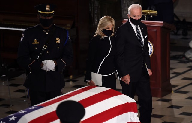 WASHINGTON, DC - SEPTEMBER 25: Democratic presidential nominee Joe Biden and his wife Dr. Jill Biden pay their respects to the late Associate Justice Ruth Bader Ginsburg as her casket lies in state during a memorial service in her honor in the Statuary Ha (Foto: Getty Images)