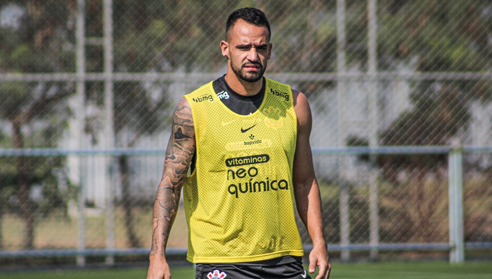 Sylvinho observa jogadores da base e Fagner faz fisioterapia em reapresentação do Corinthians 