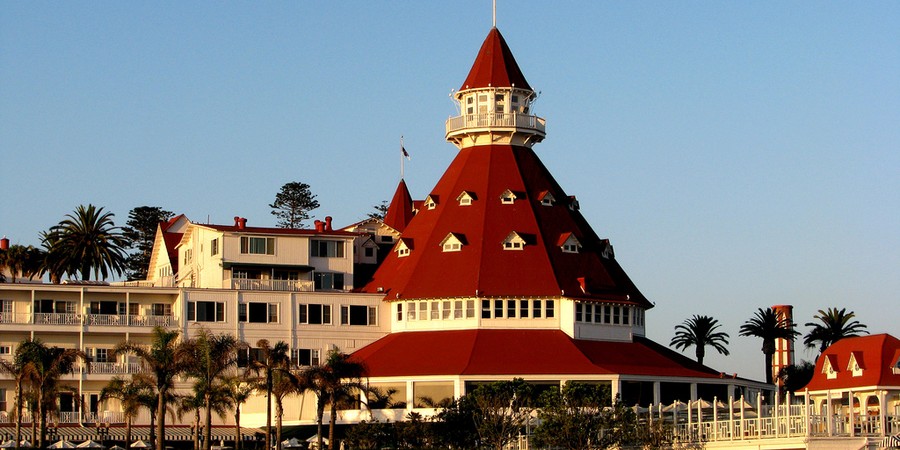 Os arquitetos se referem ao Hotel del Coronado, em Coronado, na Califórnia, como uma mistura entre um bolo de casamento e um navio. O hotel está em funcionamento desde 1888 e se ele parecer familiar, não é por acaso: o local foi cenário para o filme “Quan (Foto: Divulgação)