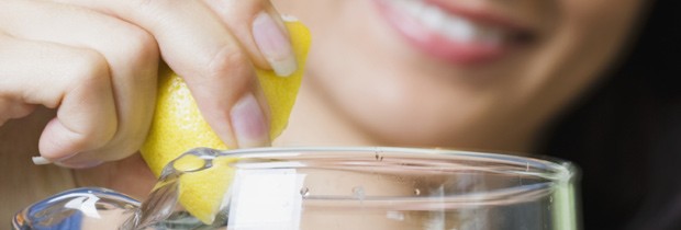 Espremer limão na água ou em chás dá mais sabor sem adicionar calorias (Foto: Think Stock)