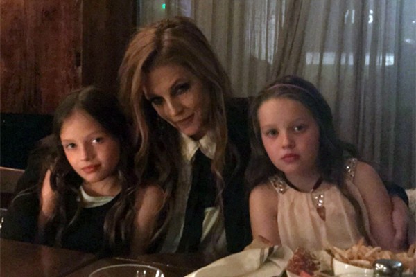Lisa Marie Presley e as filhas (Foto: Twitter)