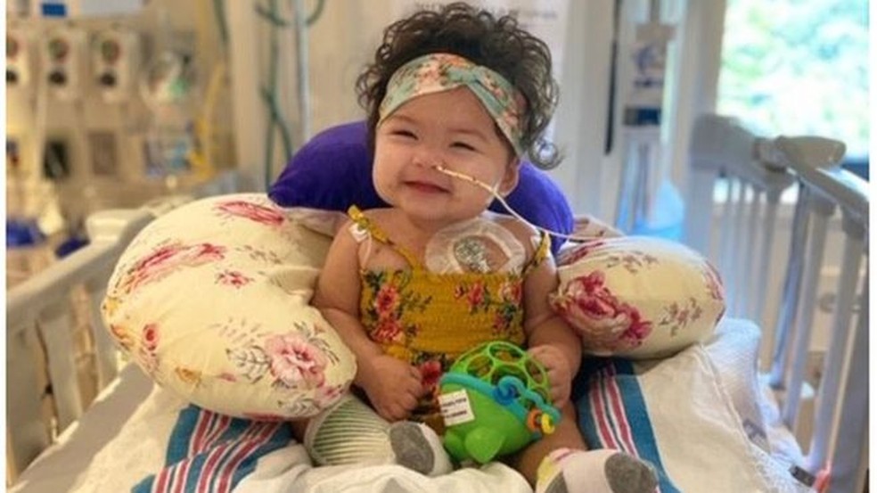 Alexandra foi internada em Nova York em março deste ano, no auge da pandemia de Covid-19. Ela ficou quatro meses à espera de um coração para transplante — Foto: MOUNT SINAI KRAVIS CHILDREN´S HOSPITAL/BBC
