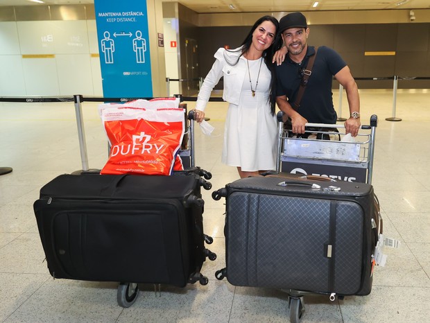 Graciele Lacerda y Zezé Di Camargo aterrizan en Brasil luego de su viaje a Cancún (Foto: Manuela Scarpa / Brazil News)