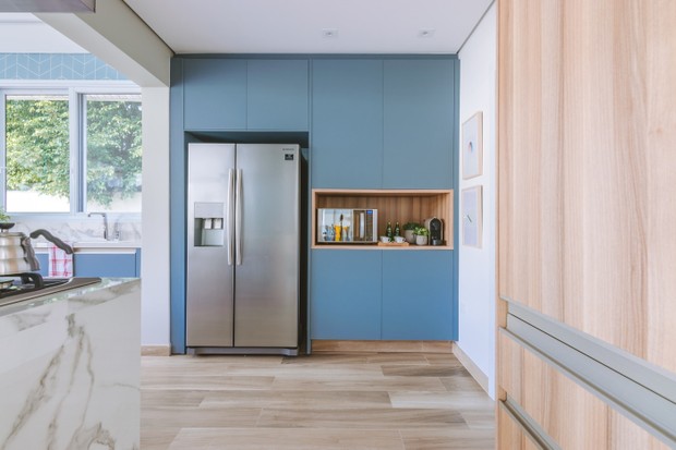 Décor do dia: cozinha aberta com tons de azul e churrasqueira (Foto: Juliana Deeke )