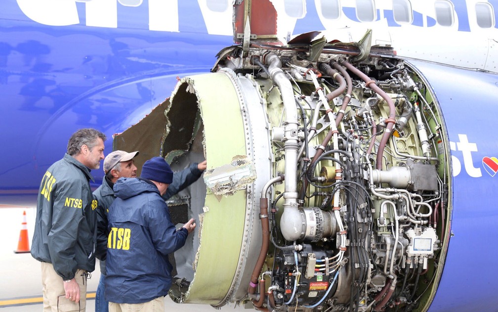 Investigadores examinam danos no motor do avião da Southwest Airlines que fez um pouso forçado na Filadélfia na terça-feira (17), após explosão  (Foto: NTSB/Handout via Reuters)