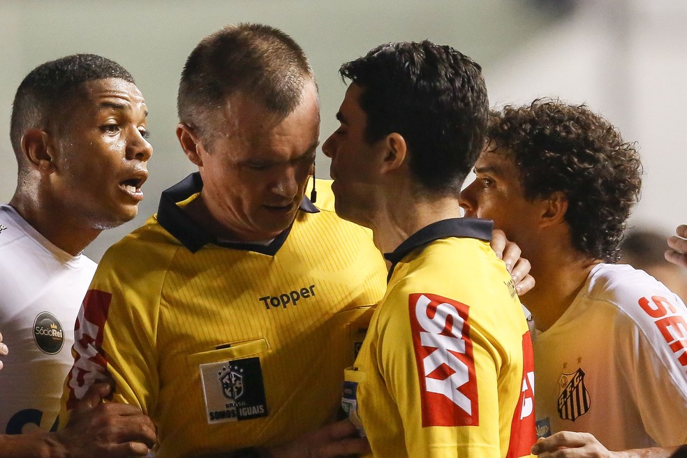 Quarto árbitro Flávio Rodrigues de Souza conversa com árbitro Leandro Vuaden durante jogo entre Santos x Flamengo (Foto: Léo Pinheiro / Código19 / Estadão Conteúdo)