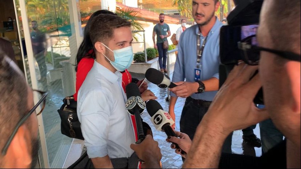 Jornalista Gabriel Luiz recebe alto do hospital — Foto: Amanda Sales/g1