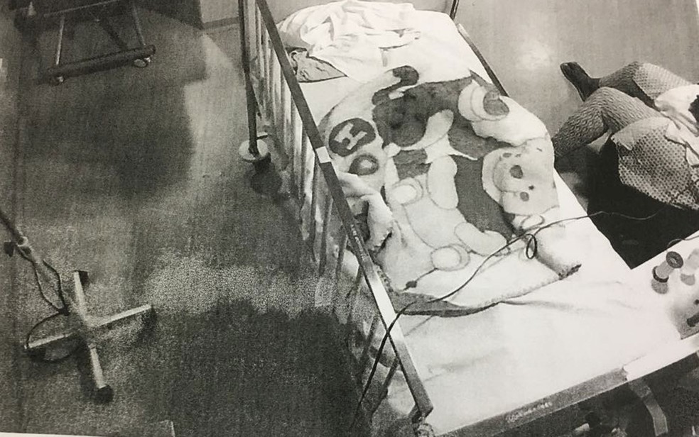 Imagem de cÃ¢mera de seguranÃ§a de hospital do DF do momento em que mÃ£e teria aplicado insulina em bebÃª â€” Foto: ReproduÃ§Ã£o