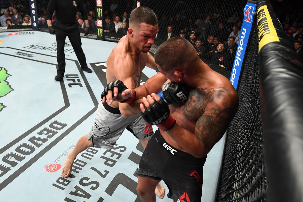 Nate Diaz (esq.) acerta um uppercut em Anthony Pettis junto Ã  grade â?? Foto: Josh Hedges/Getty Images