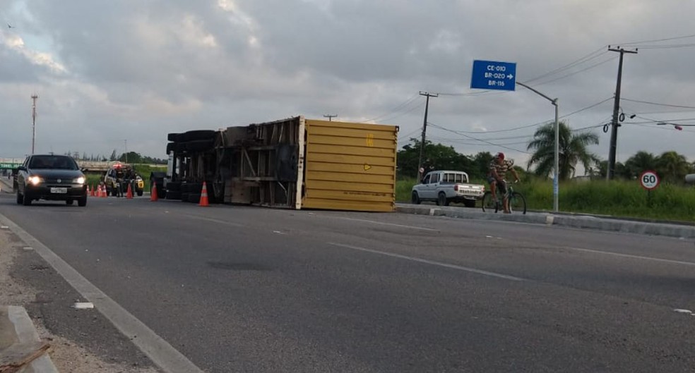 Contêiner caiu de caminhão e bloqueou faixa da CE-060, no Eusébio. — Foto: Dávi César/ SVM