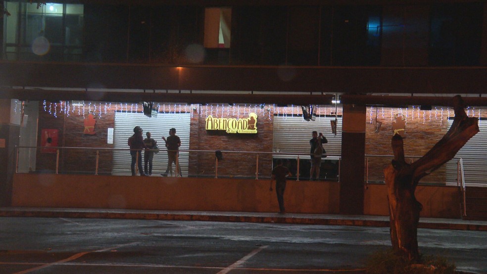 Fiscal do DF Legal é agredido durante operação em bar no Sudoeste — Foto: TV Globo/Reprodução
