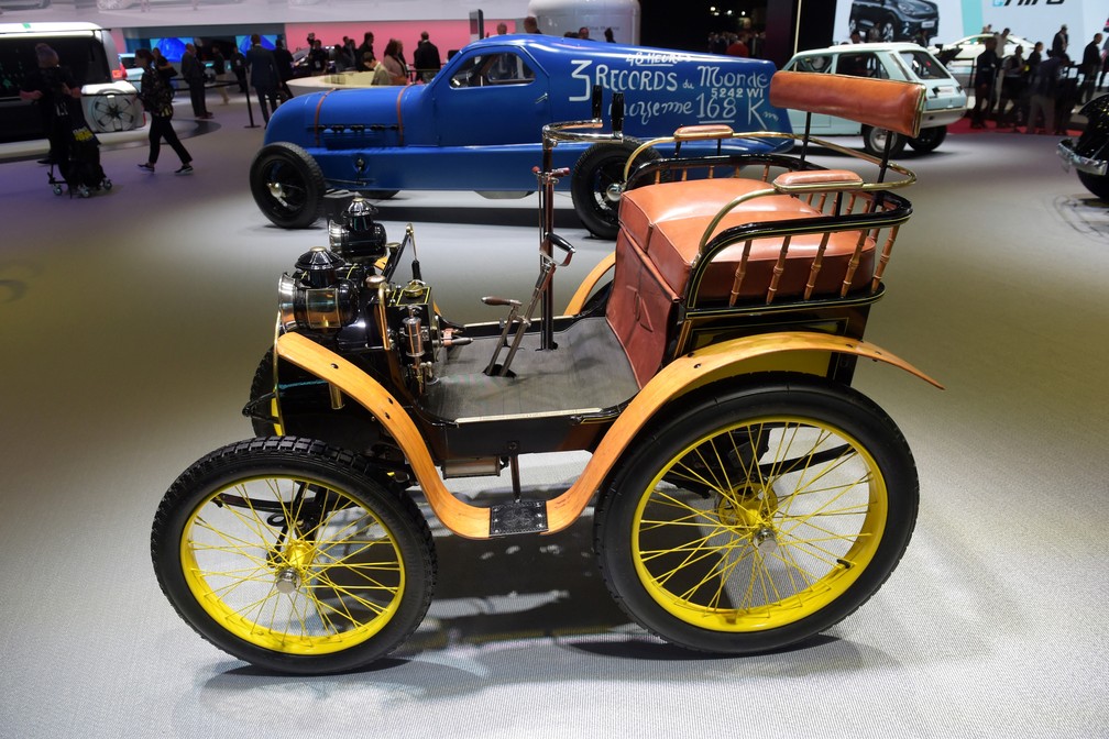 Renault de 1898, o primeiro carro da marca — Foto: Eric Piermont/AFP